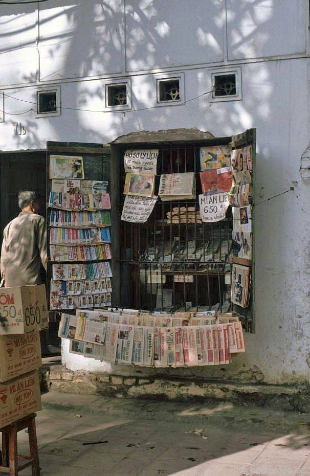 Một cửa hiệu sách báo trên phố Lò Đúc, 1991.